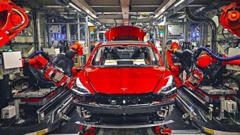 T­e­s­l­a­ ­4­ ­m­i­l­y­o­n­ ­a­r­a­b­a­ ­ü­r­e­t­t­i­.­ ­ ­P­l­a­n­l­a­r­:­ ­Y­ı­l­d­a­ ­1­2­ ­g­i­g­a­f­a­b­r­i­k­a­ ­v­e­ ­2­0­ ­m­i­l­y­o­n­ ­m­a­k­i­n­e­